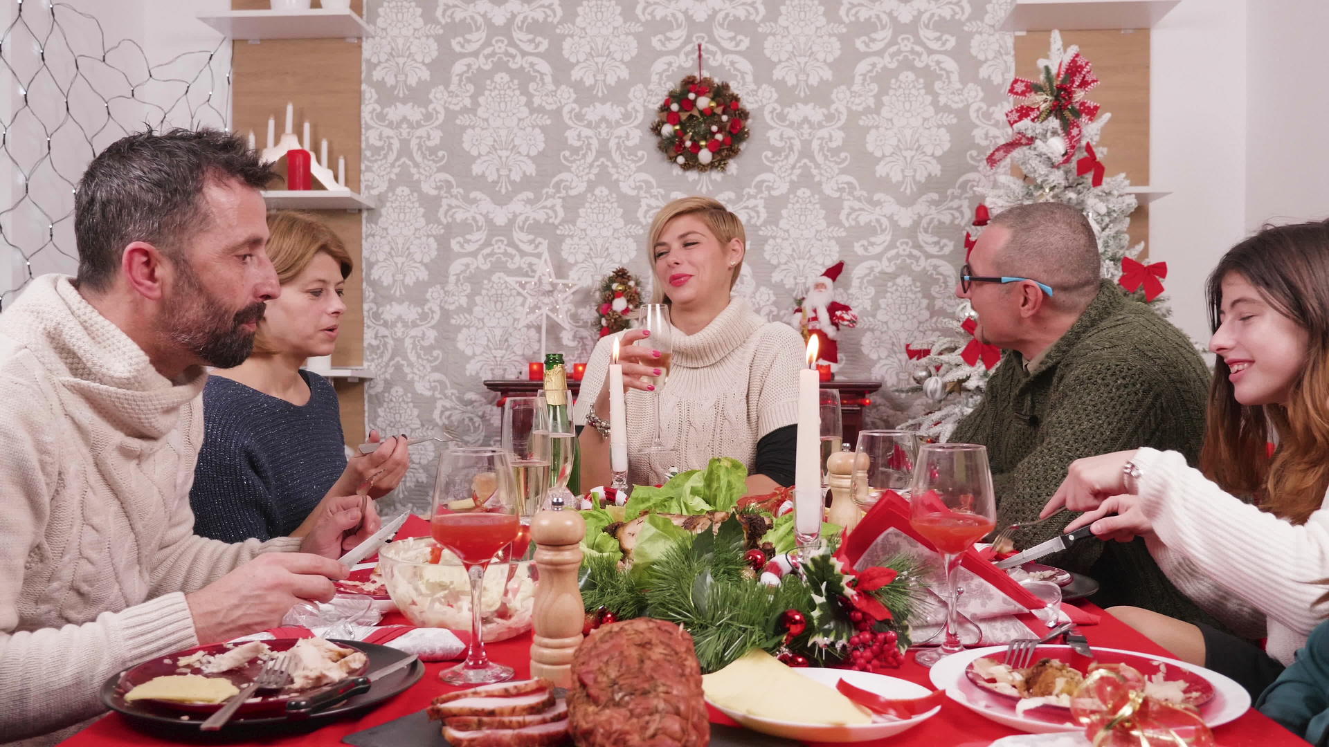 圣诞盛宴与大家庭聚在一起视频的预览图