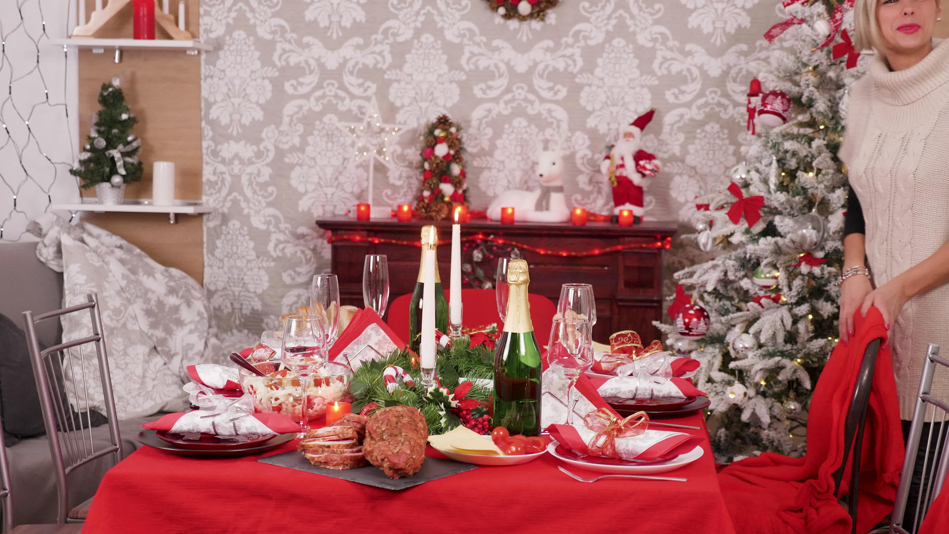 传统食物与幸福家庭一起庆祝圣诞节视频的预览图