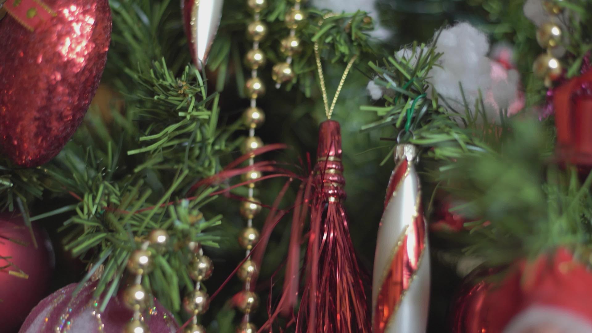 圣诞树上的圣诞装饰品视频的预览图