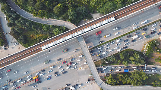 航拍城市立体道路交通轨道列车拥堵的道路堵车的车流素材视频的预览图