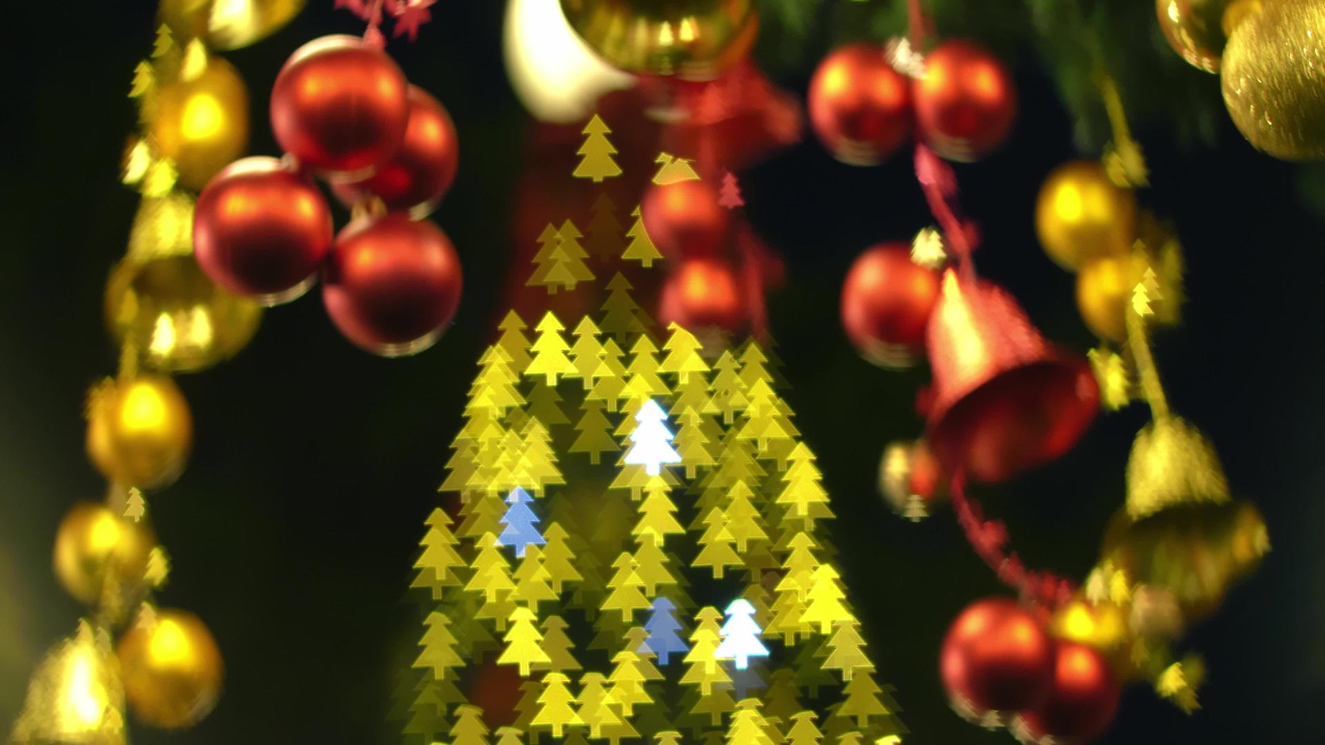 模糊的圣诞树和装饰视频的预览图