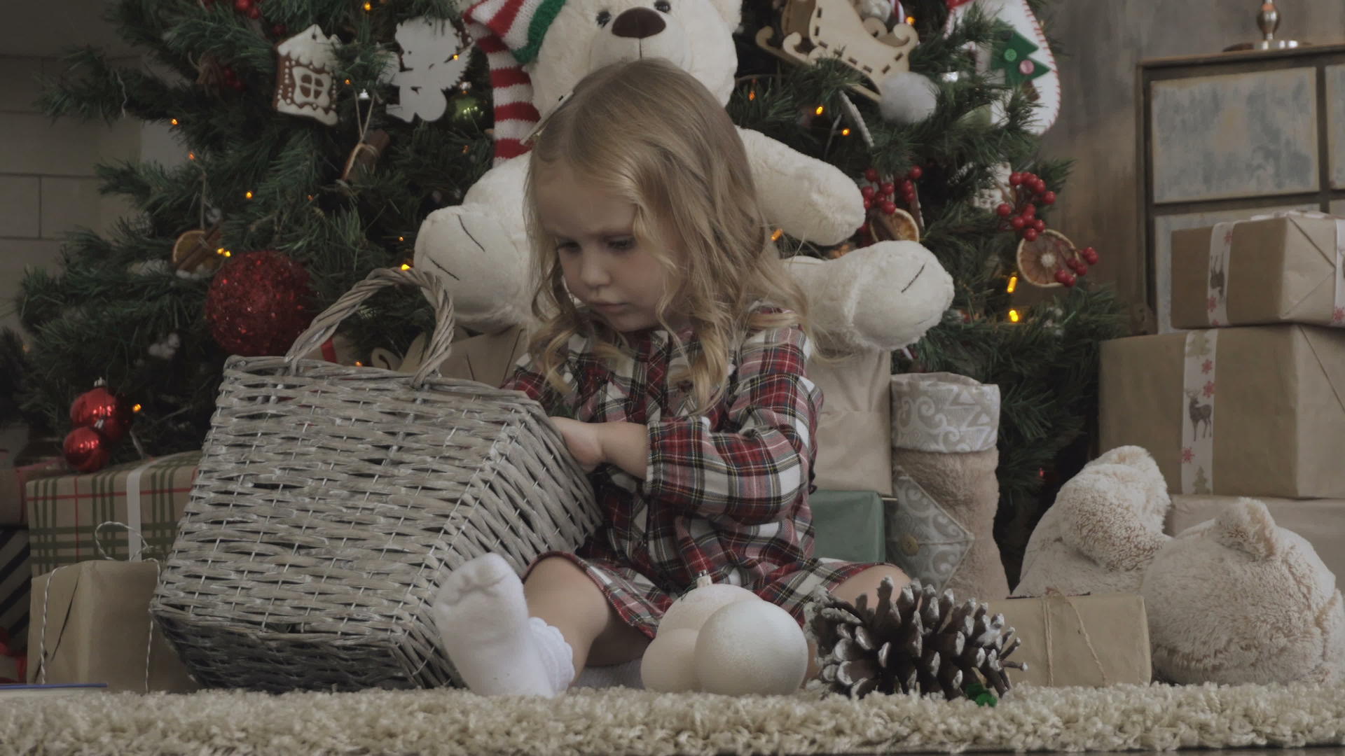 圣诞树下可爱的小女孩视频的预览图