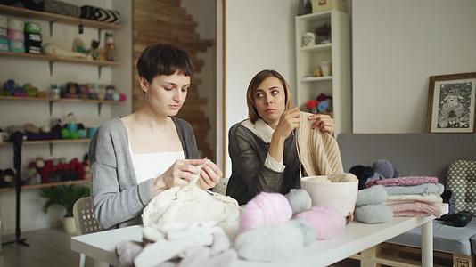 坐在桌旁的纺织车间里的两名妇女Knitter视频的预览图