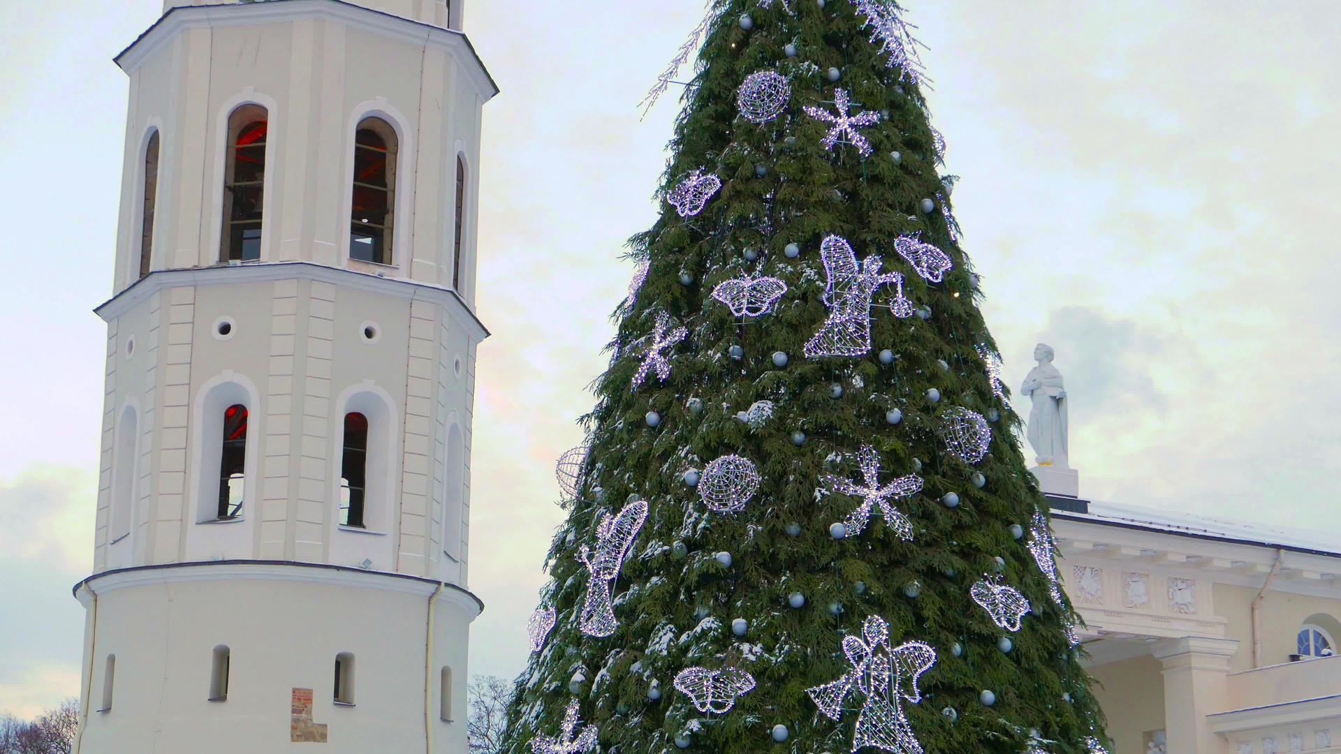 教堂广场上的圣诞树视频的预览图