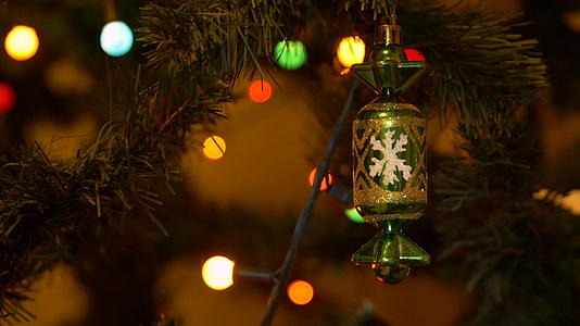 圣诞树有照明的花园和装饰性的玩具在封闭的树枝上视频的预览图