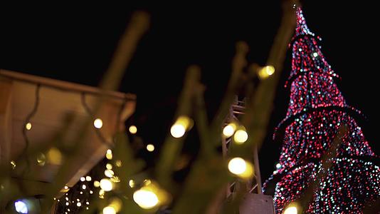 美丽的圣诞树在夜空中装饰着花岗岩和彩色球视频的预览图