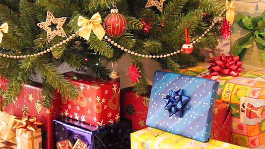 在装饰好的圣诞树下送礼物视频的预览图