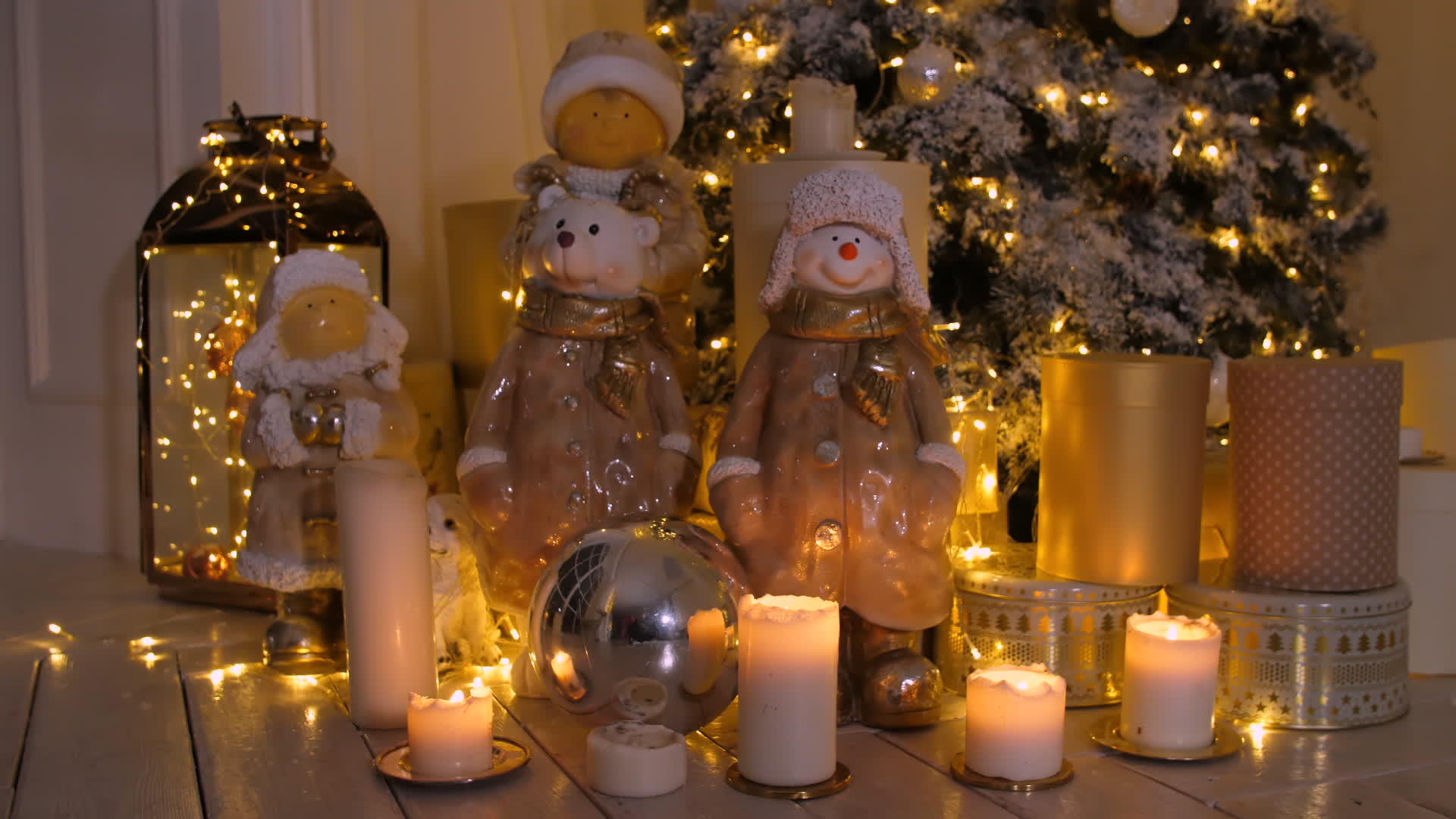 在舒适的客厅里发光的圣诞树蜡烛装饰和花园视频的预览图