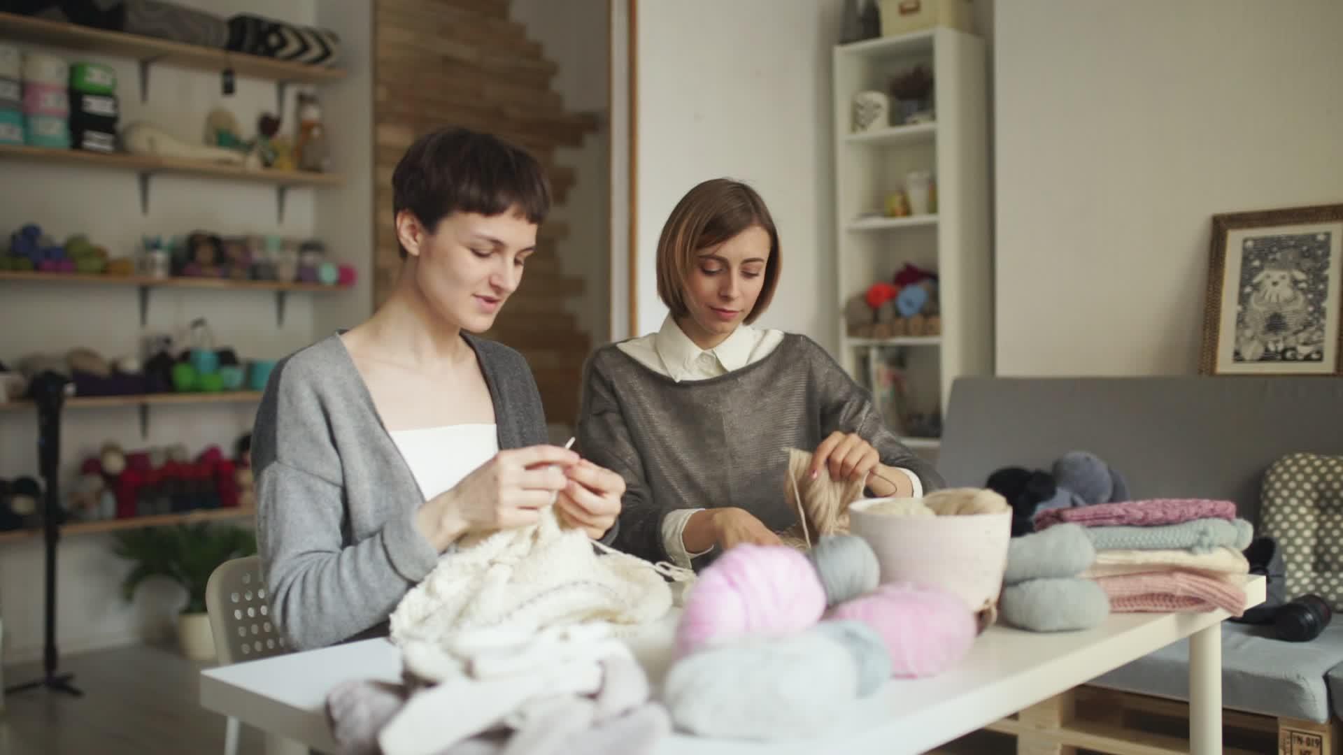 妇女编织组在缝纫车间的桌边工作视频的预览图