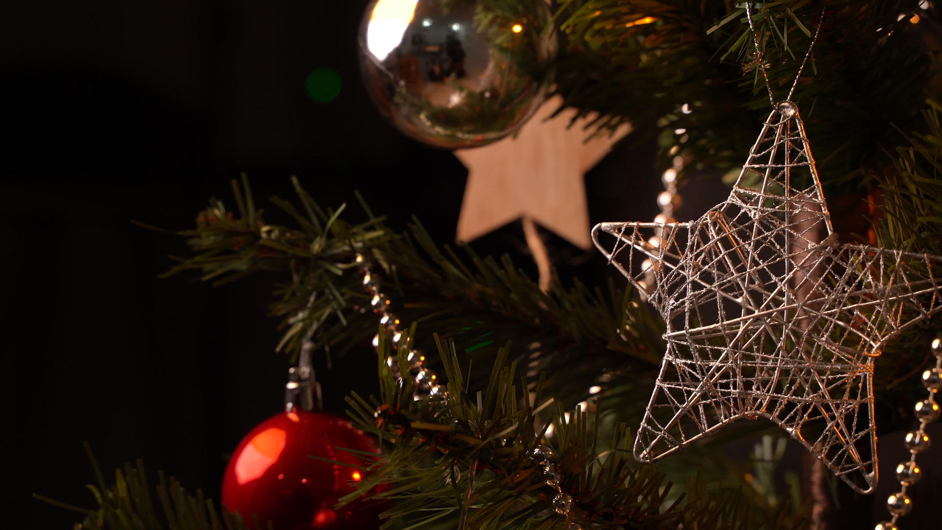 圣诞树上挂着美丽的装饰视频的预览图