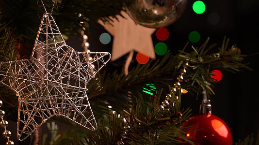 圣诞背景概念——圣诞树上挂着闪闪发光的美丽装饰视频的预览图