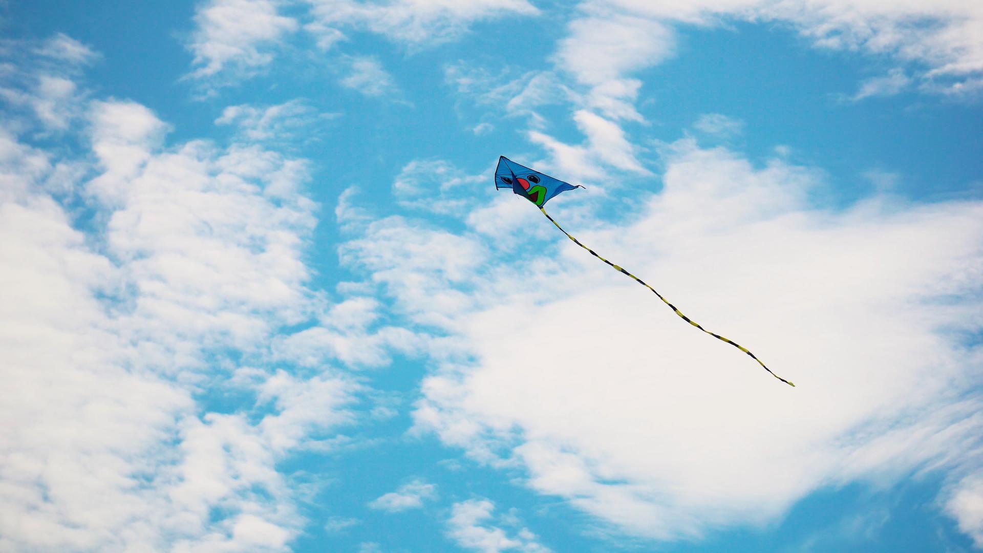 4K实拍天空蓝天下放飞的风筝视频素材视频的预览图