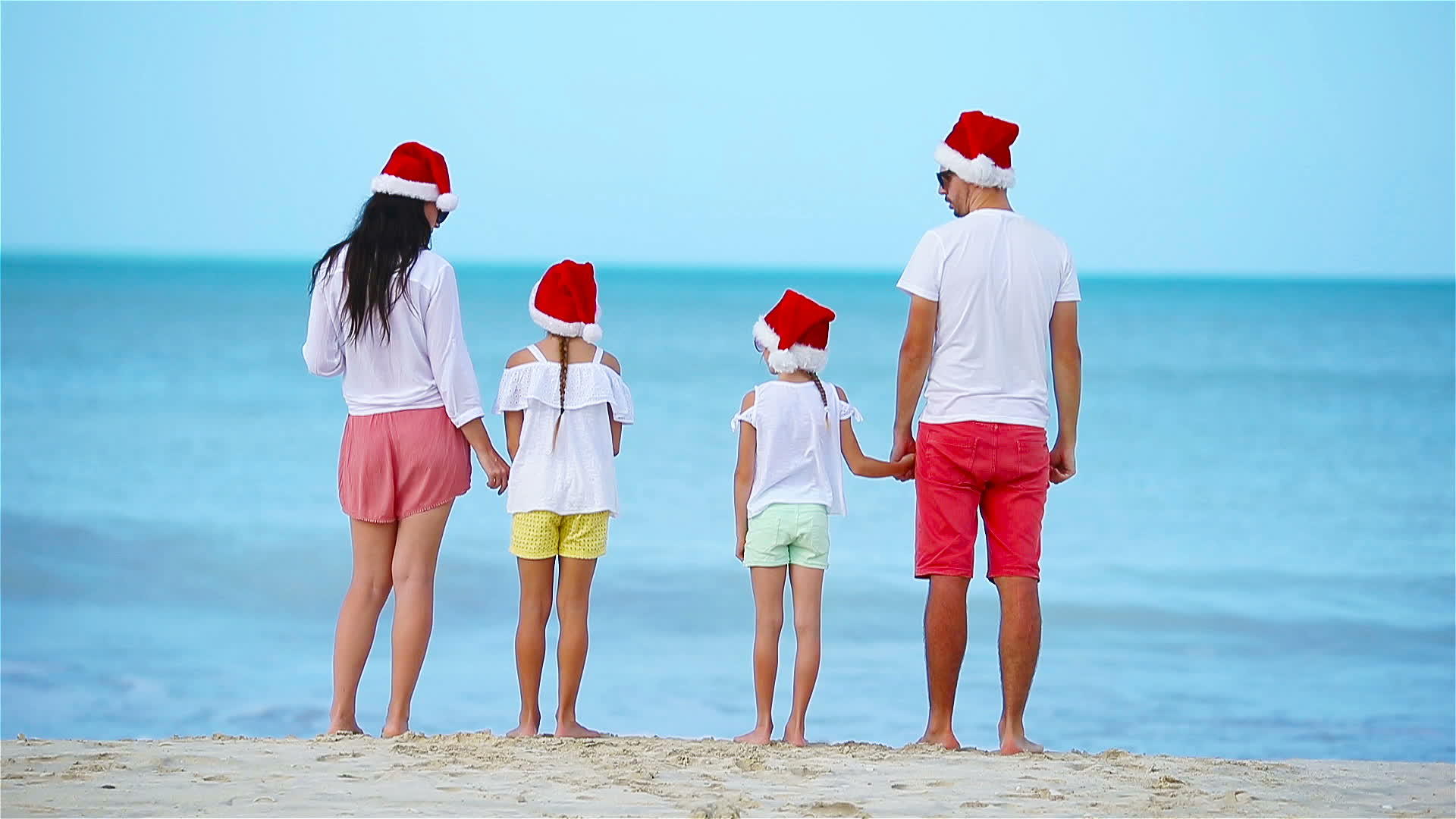 圣诞节期间两个孩子戴着圣塔帽视频的预览图