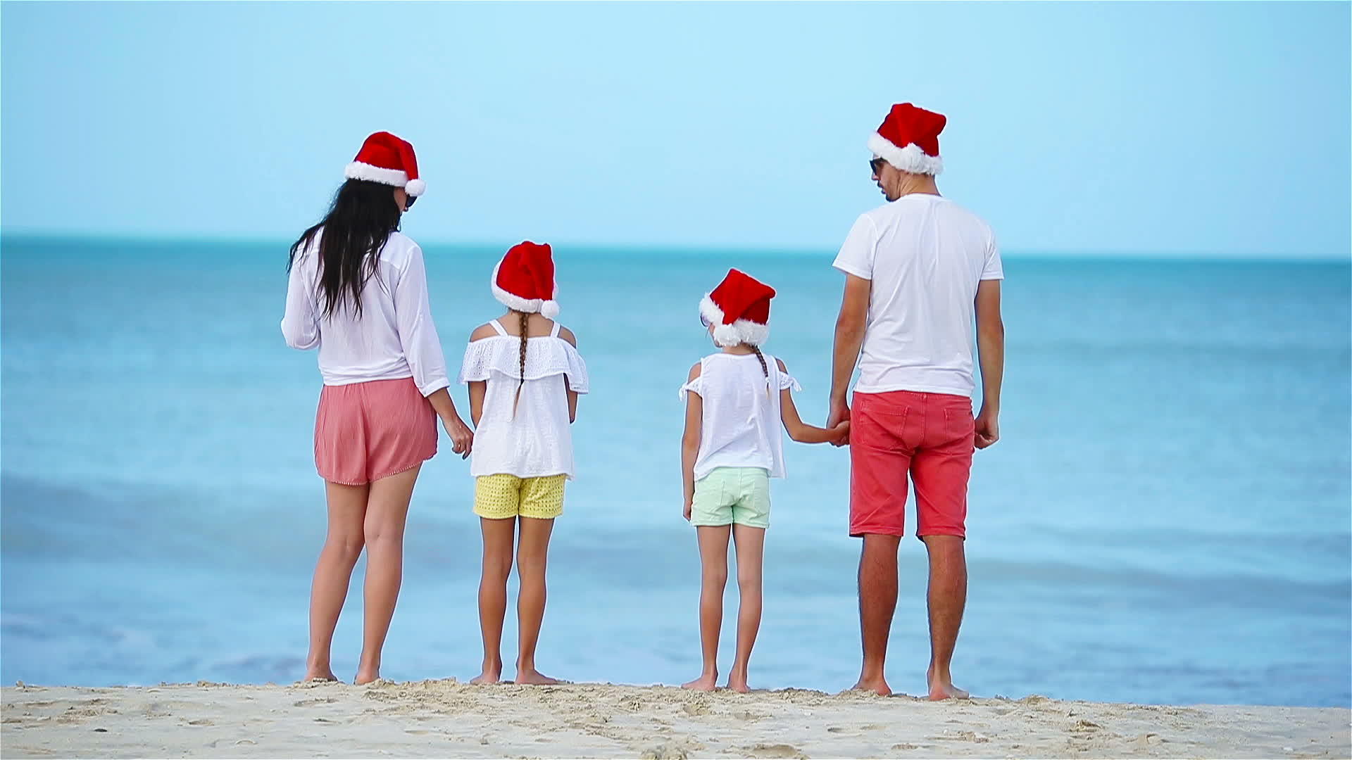 暑假期间两个孩子戴着圣诞塔帽庆祝圣诞节视频的预览图