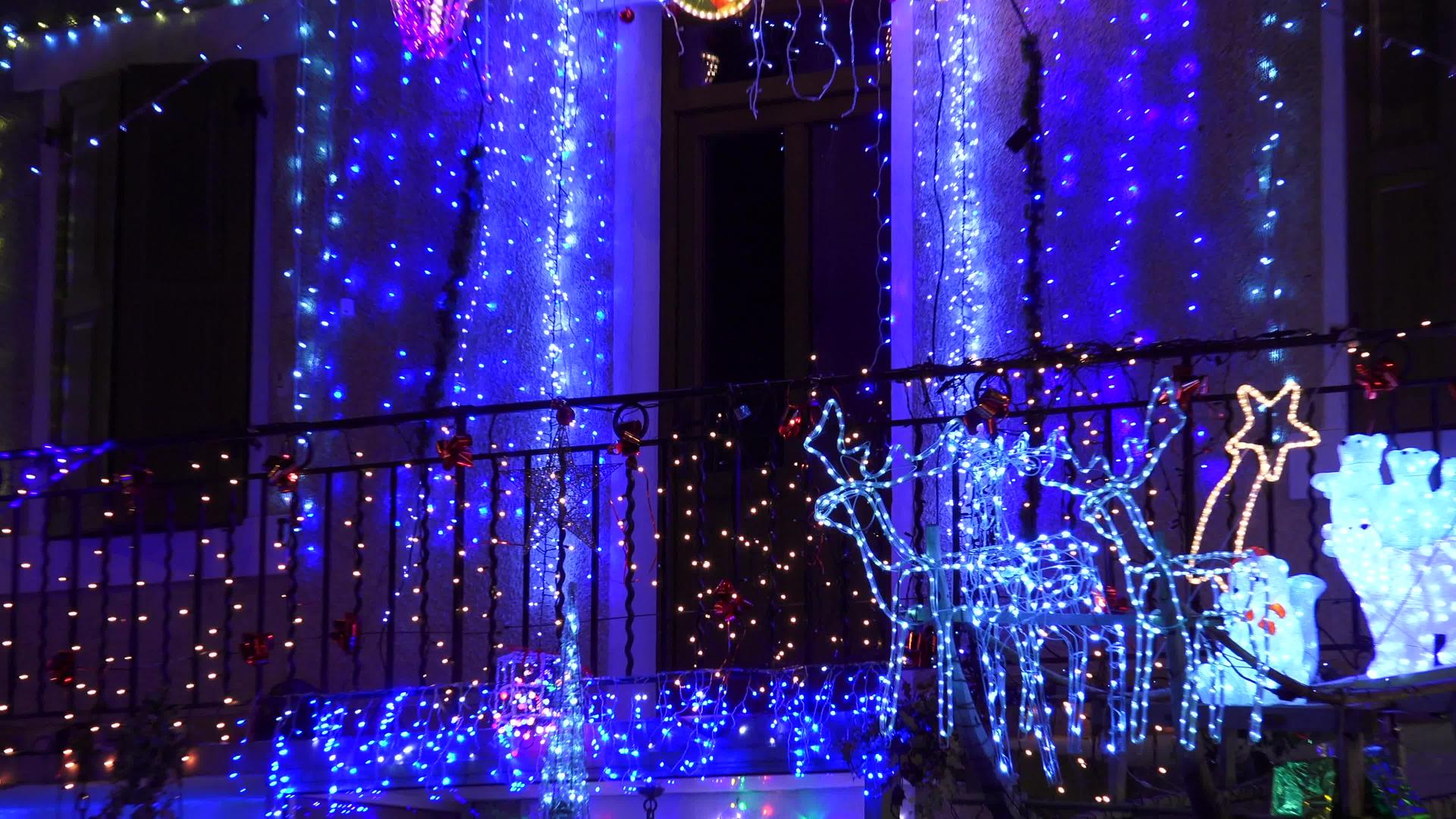 房子的圣诞灯光视频的预览图