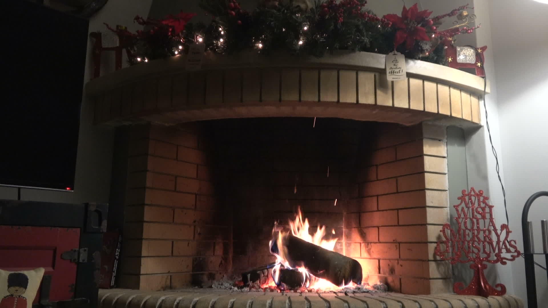 带有圣诞装饰的房屋壁炉视频的预览图