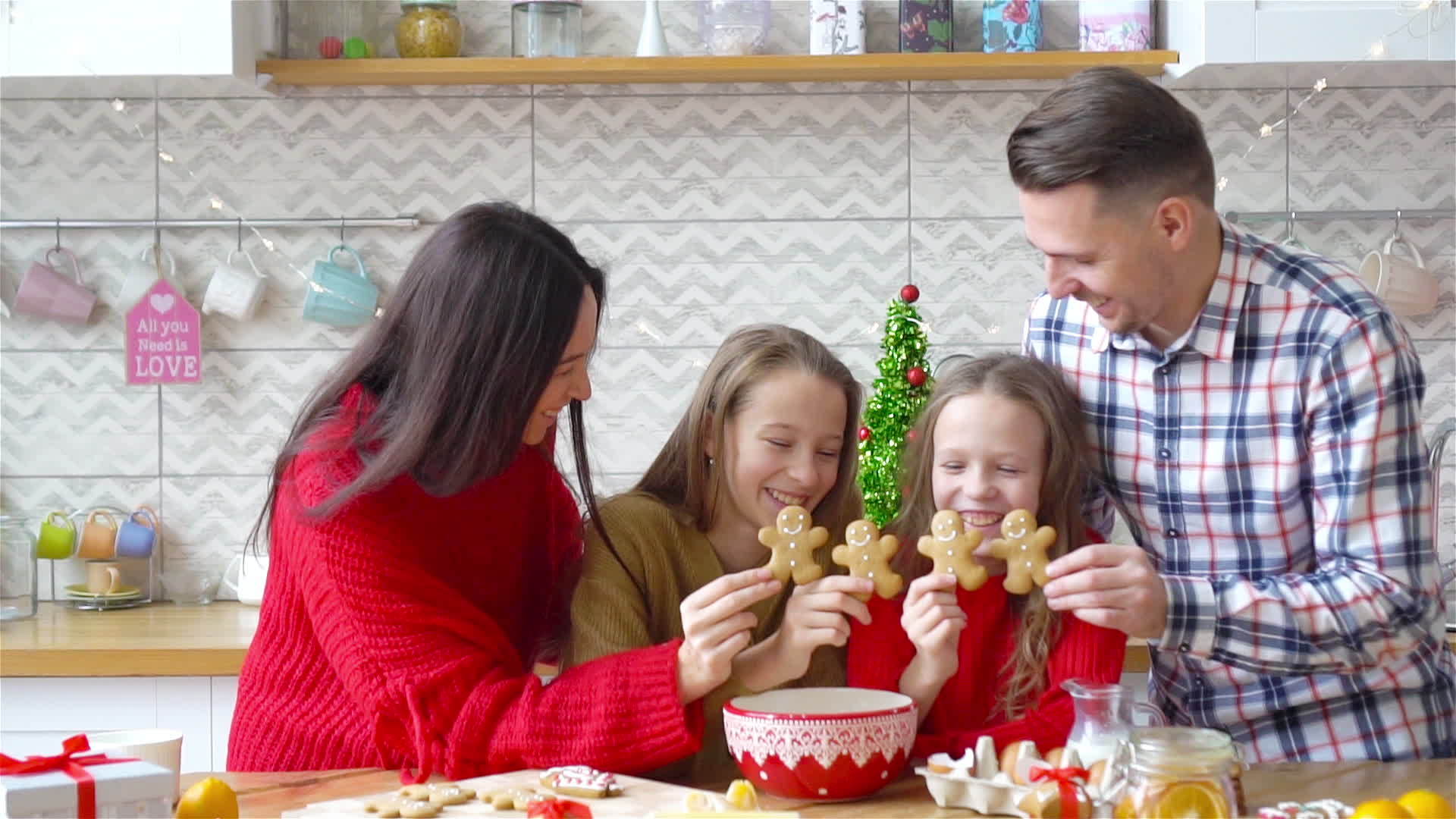 厨房里的四口之家为圣诞节准备饼干视频的预览图