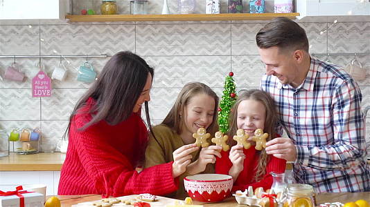 厨房里的四口之家为圣诞节准备饼干视频的预览图