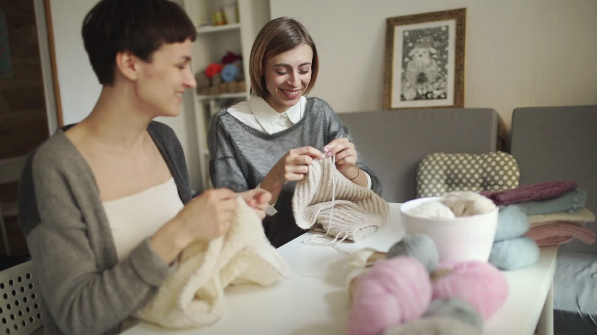 两个女保姆在缝纫工作室聊天和微笑视频的预览图