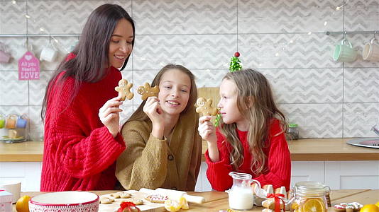 幸福的家庭母亲和女儿为圣诞烤饼干视频的预览图