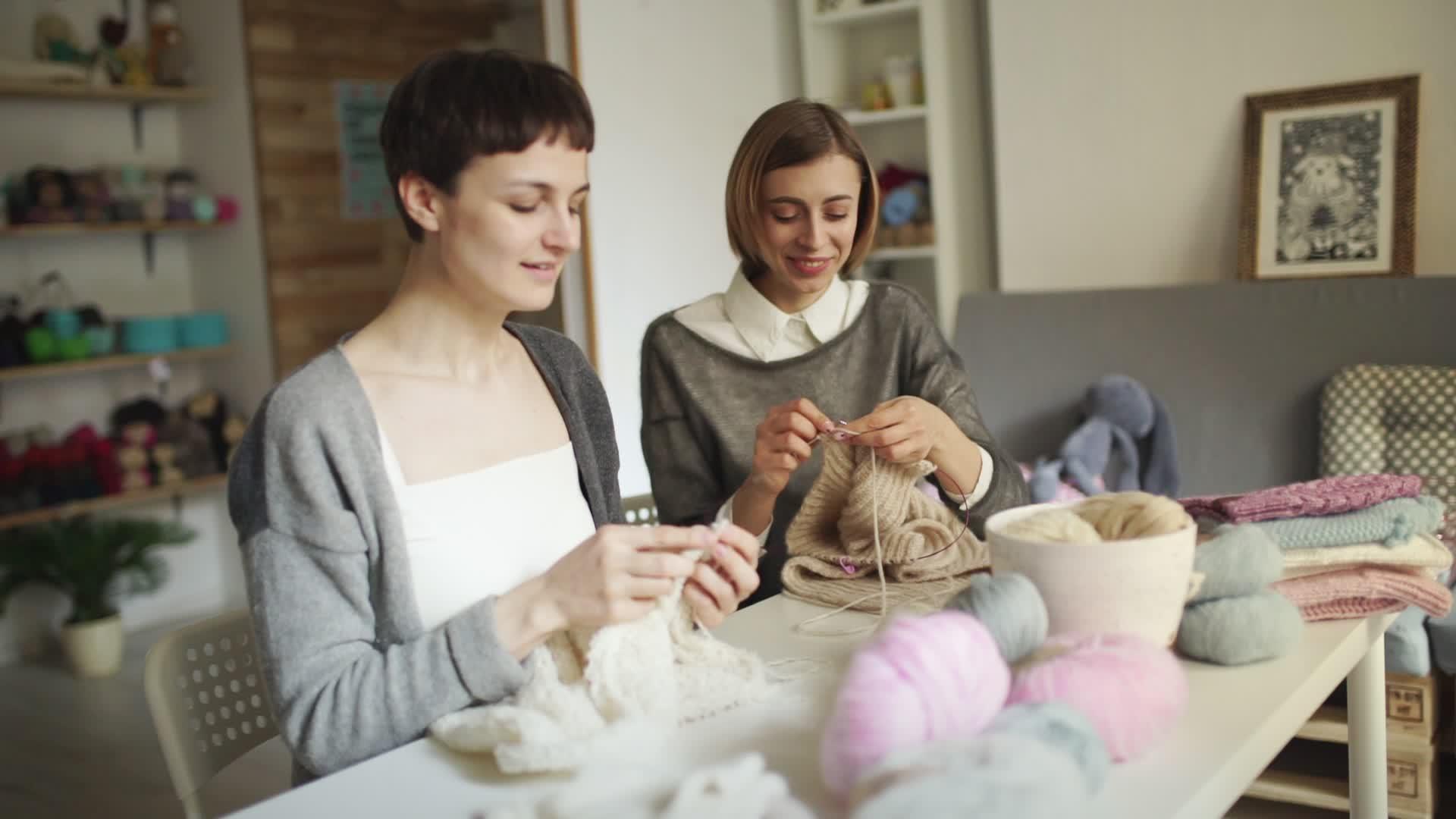 在纺织车间一起工作的两名女保姆视频的预览图