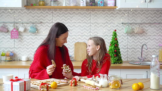 幸福的母亲和女儿是圣诞烤饼视频的预览图