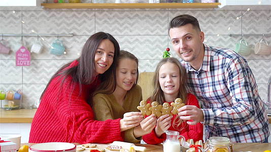 圣诞快乐家庭烤饼视频的预览图