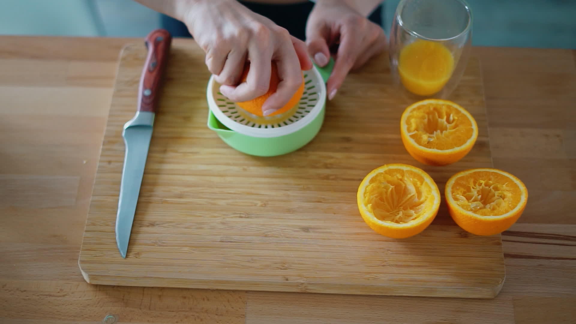女人用手在木板上做天然橙汁视频的预览图