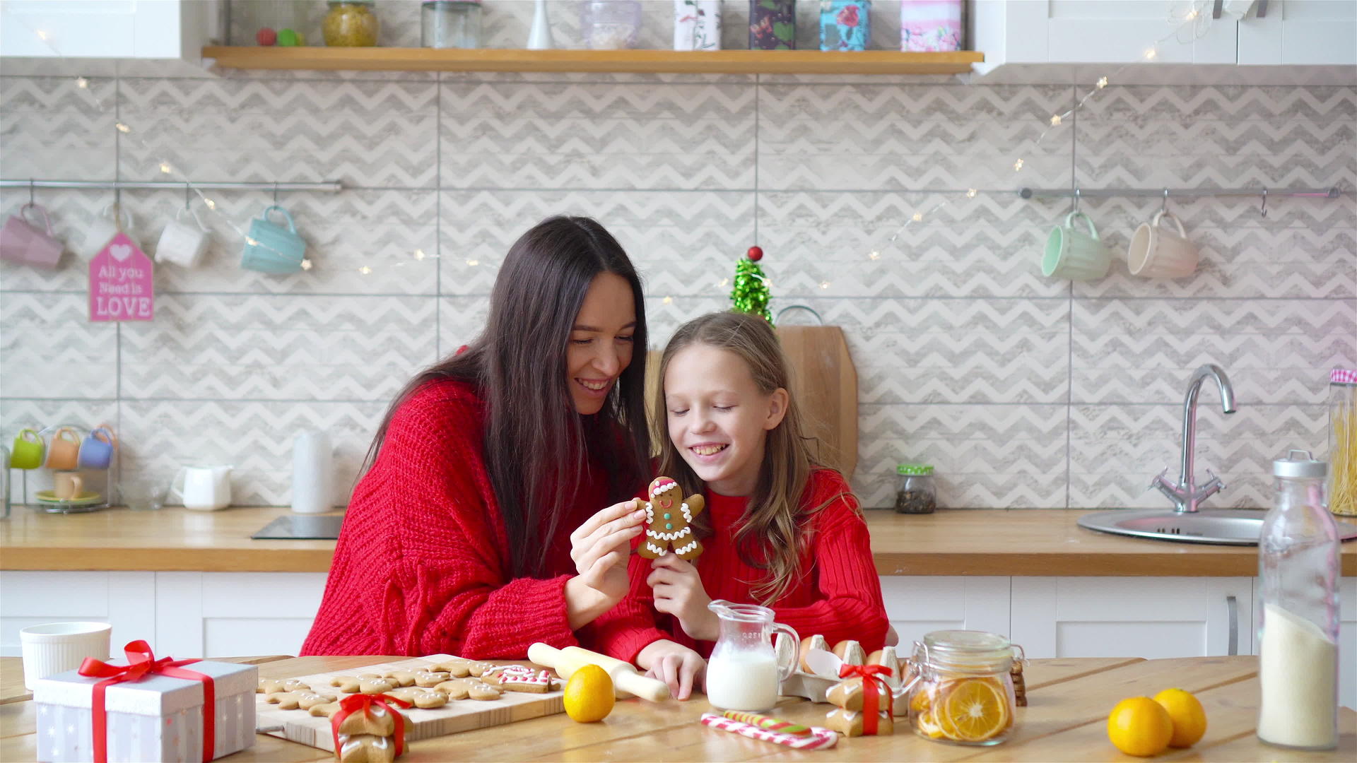圣诞快乐的母亲和女儿做饼干视频的预览图