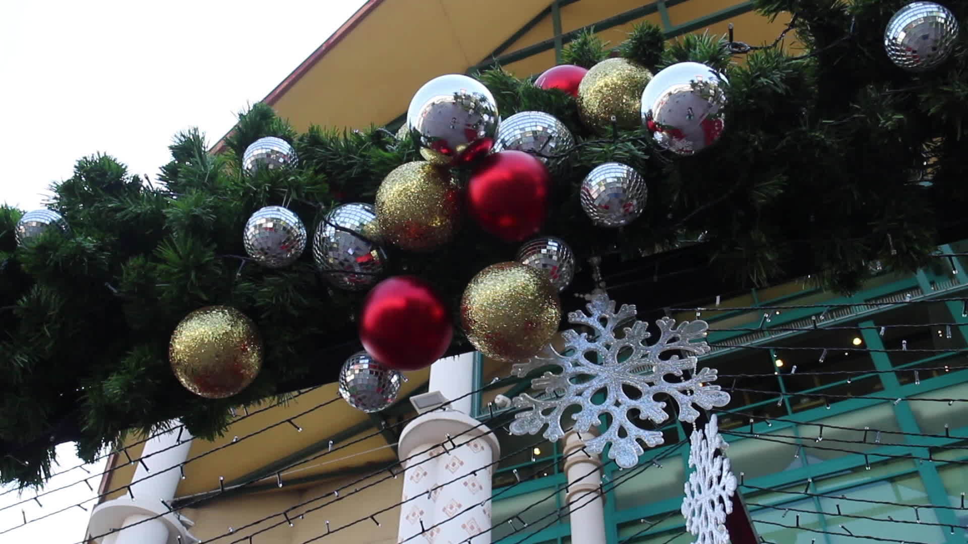 室外公园的圣诞装饰球视频的预览图