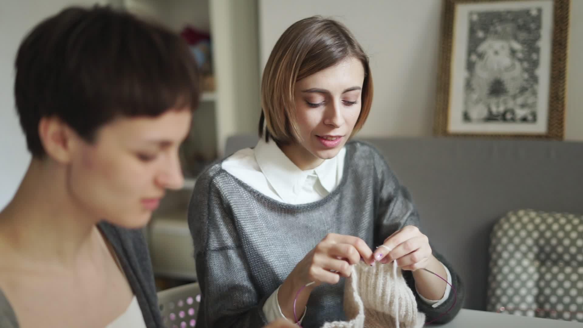 两个年轻女子在纺织车间一起织毛视频的预览图