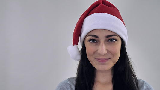 圣诞节帽眼中快乐的脸女孩视频的预览图
