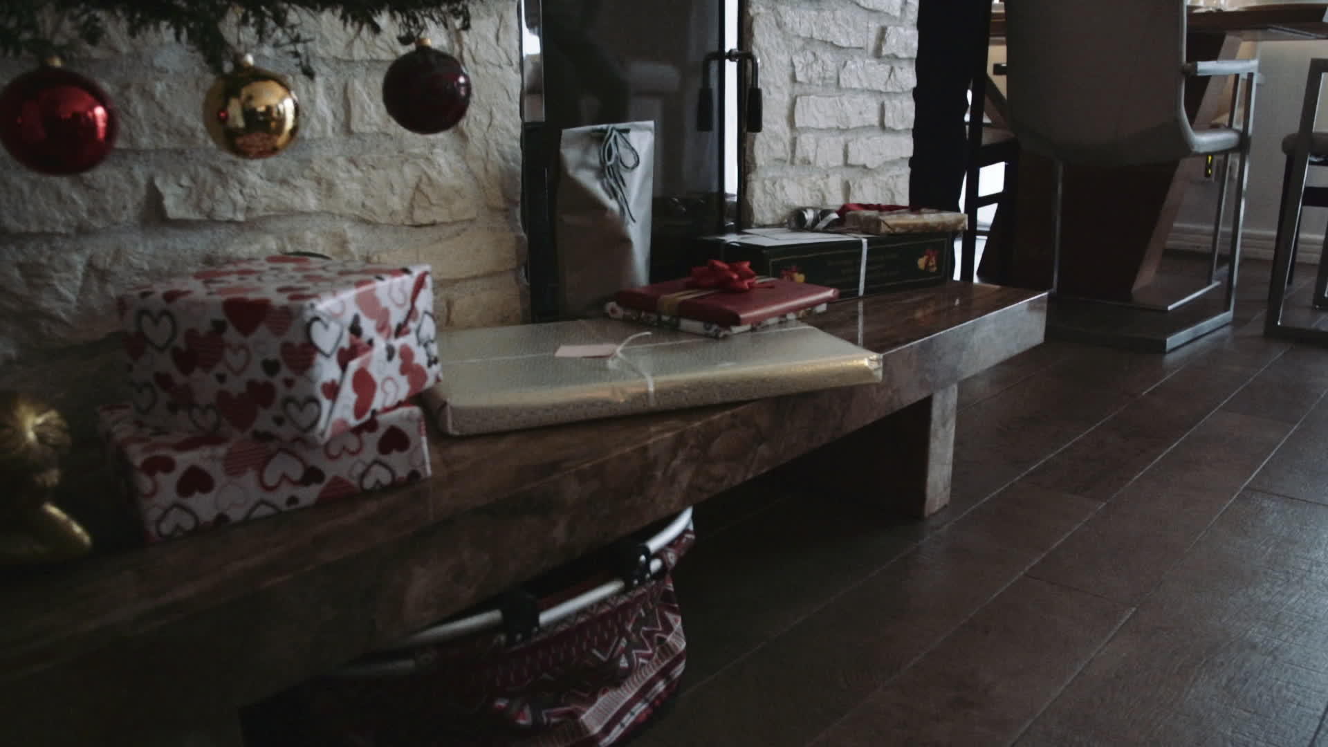 木椅上的圣诞礼物视频的预览图