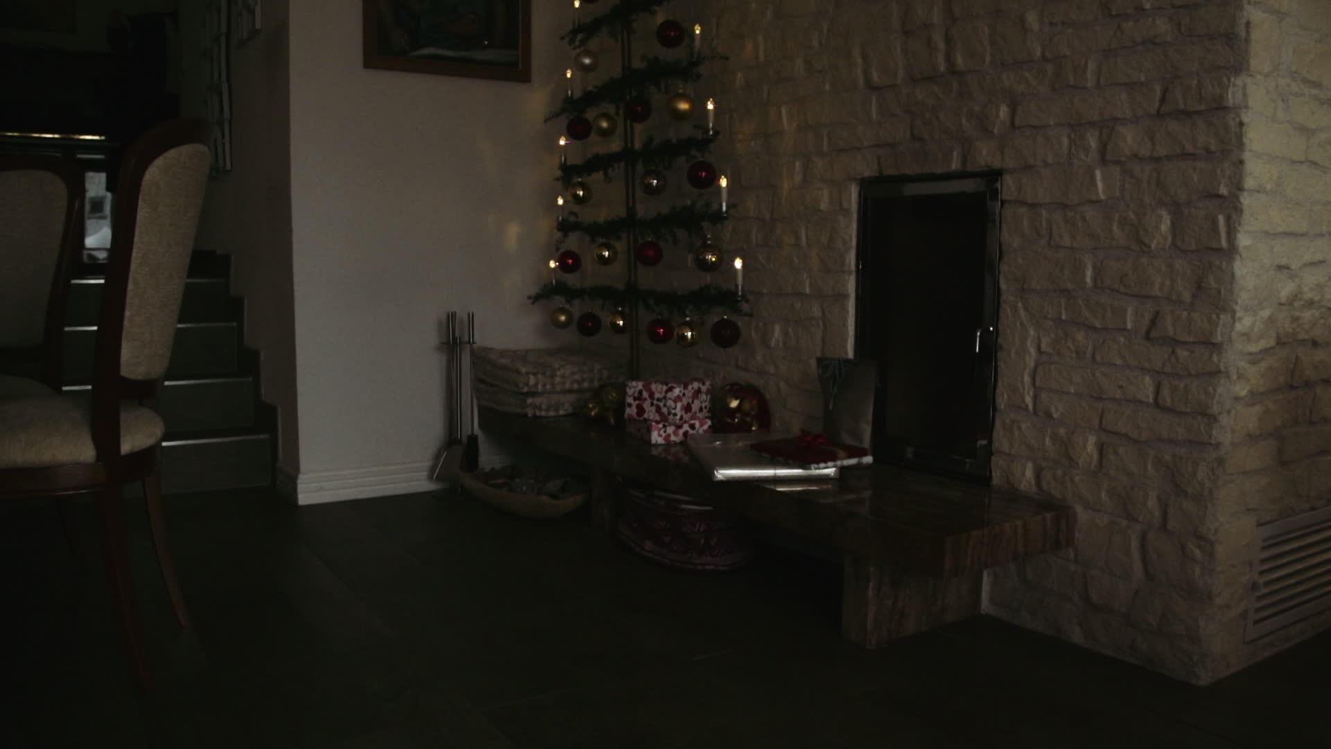 现代住宅大陆的圣诞装饰和礼物视频的预览图