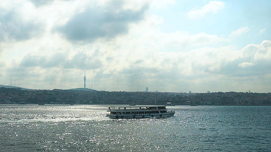 土耳其海峡游船跟随拍摄实拍船景4K视频的预览图