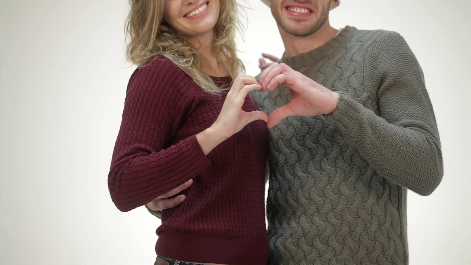 年轻夫妇用手比心视频的预览图