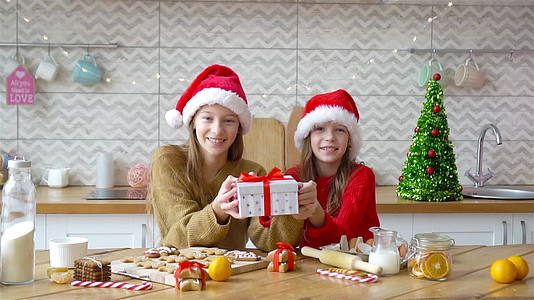 厨房里的小女孩做圣诞姜饼视频的预览图