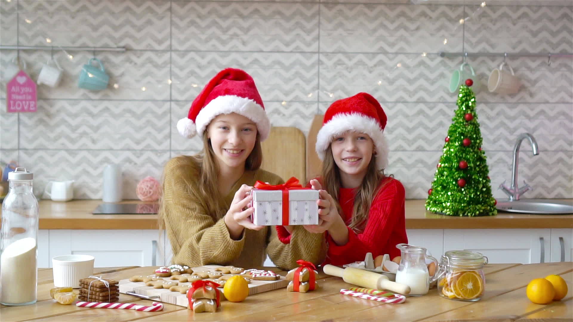 可爱的女孩在家里的圣诞礼物孩子们做饼干孩子们烤饼干视频的预览图