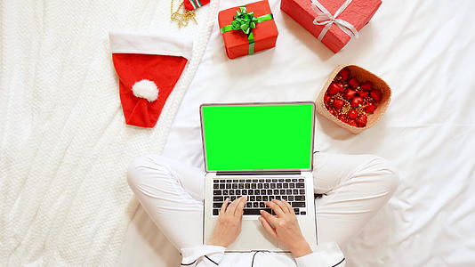 在家里女人用电脑在圣诞节用手视频的预览图