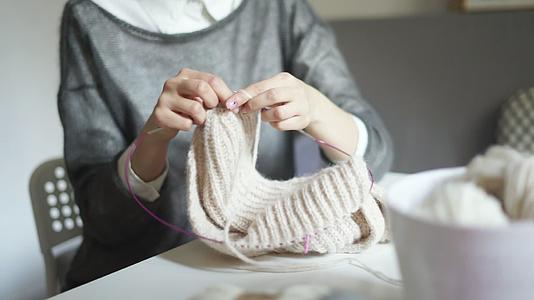 女性近亲织针羊毛衣视频的预览图