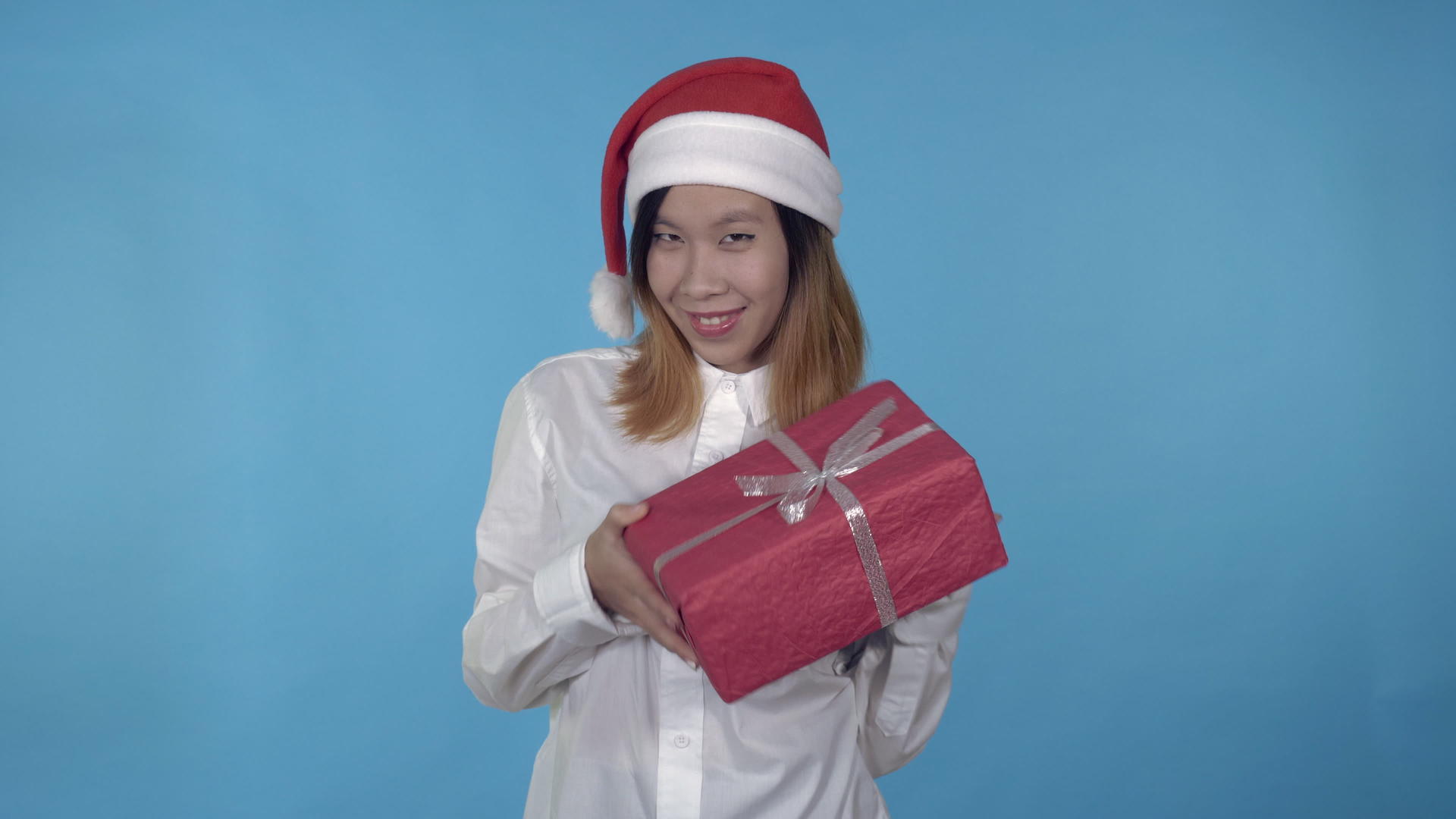 美丽的韩国女性圣诞节有礼物视频的预览图