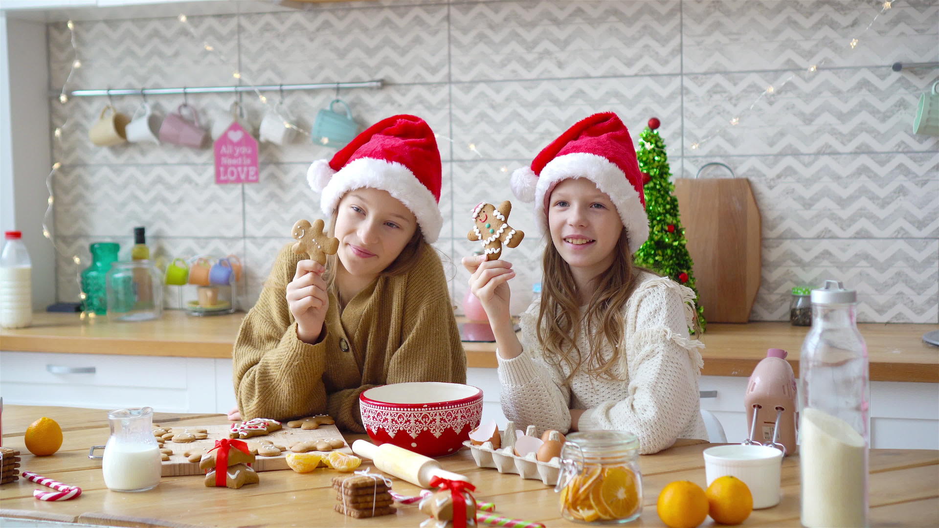 小女孩们在客厅的壁炉里做圣诞姜饼屋视频的预览图