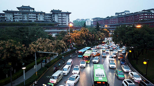 4K拍摄城市晚高峰拥堵的交通视频的预览图