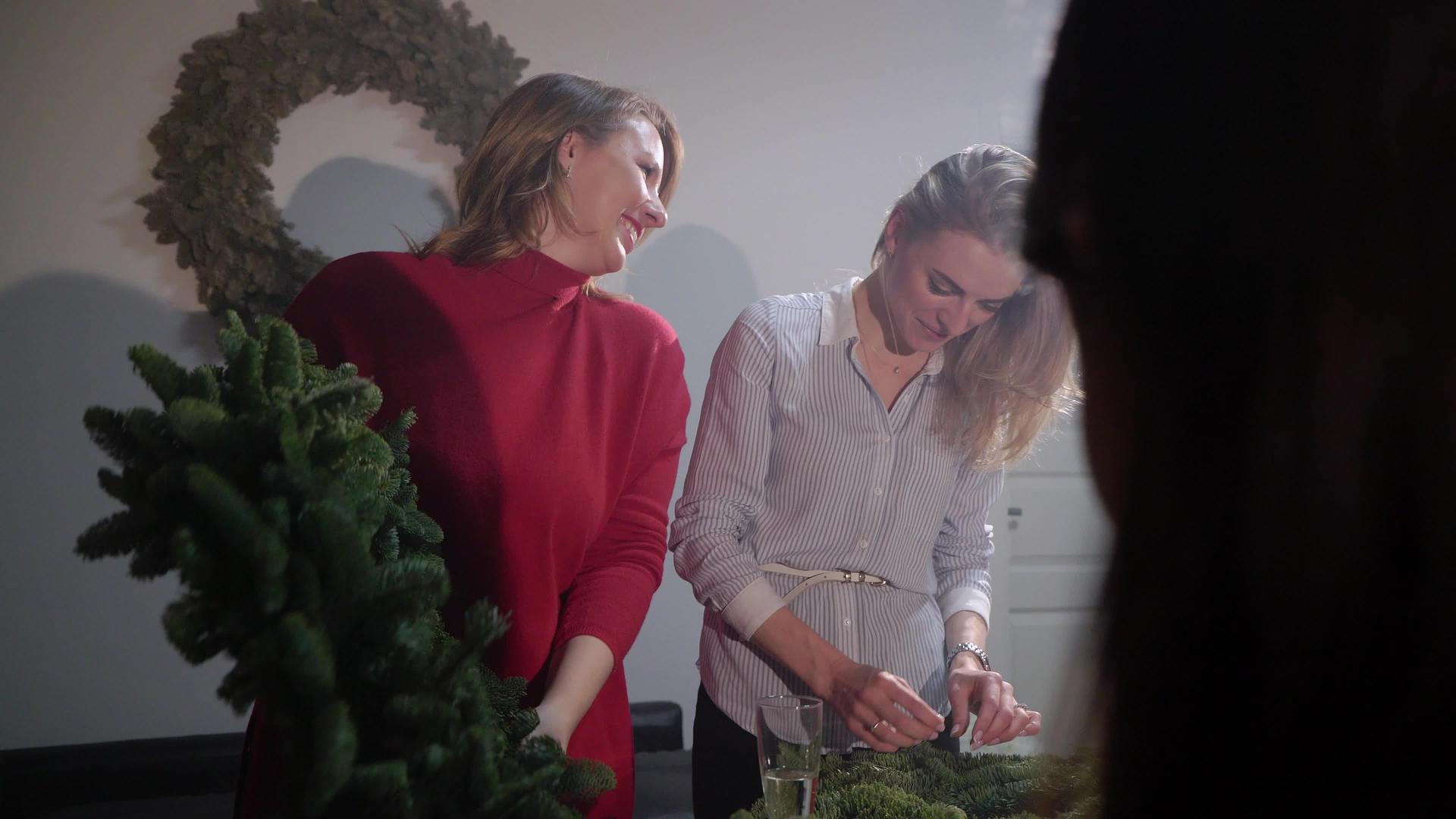 女孩们正在装饰花圈来庆祝圣诞节和新年视频的预览图