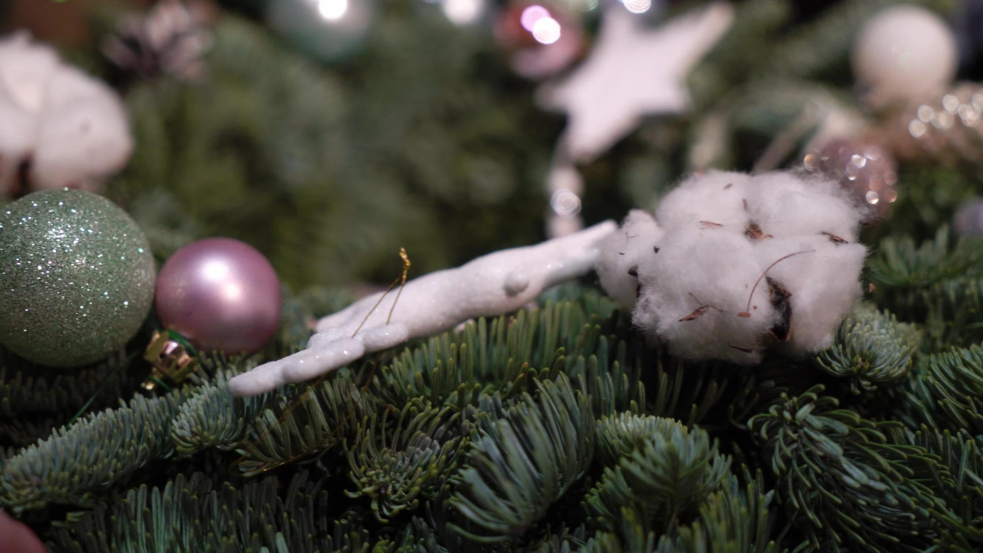 准备庆祝圣诞节和新年女孩用云杉树枝做了一个花环视频的预览图