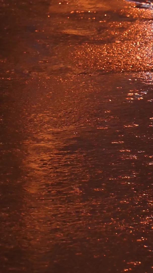 夜晚雨天城市道路街景灯光雨滴地面反光材料视频的预览图