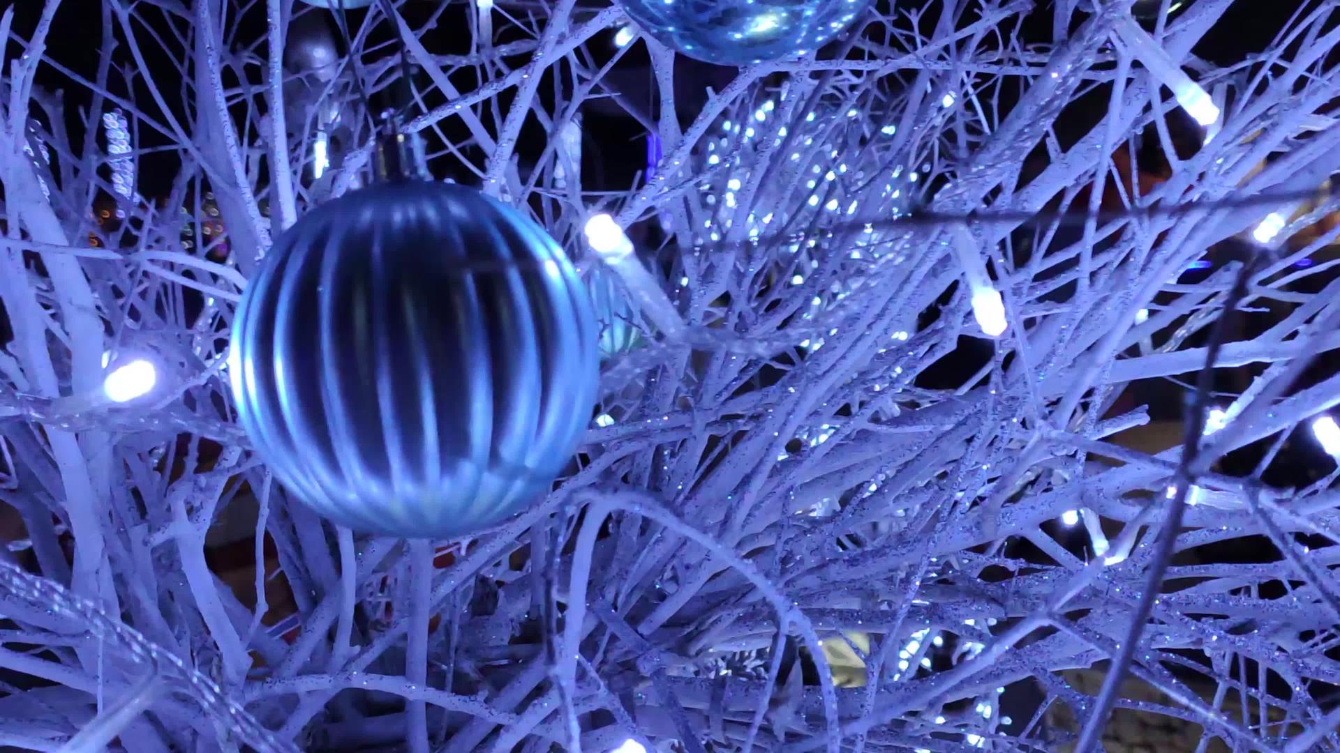 带蓝光的圣诞装饰2视频的预览图