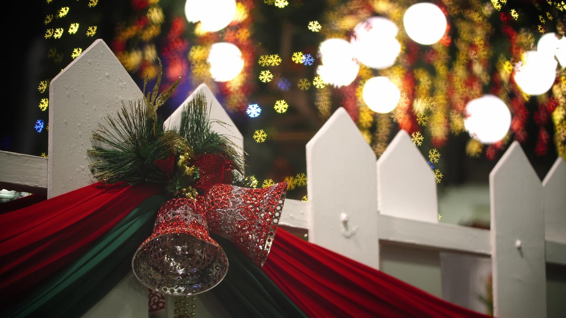 圣诞装饰品在栅栏上的灯光视频的预览图
