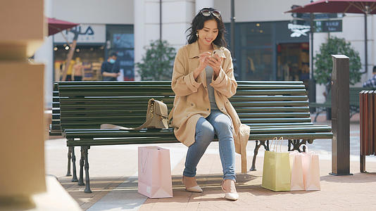 4k购物女性使用手机网络购物购物节视频的预览图