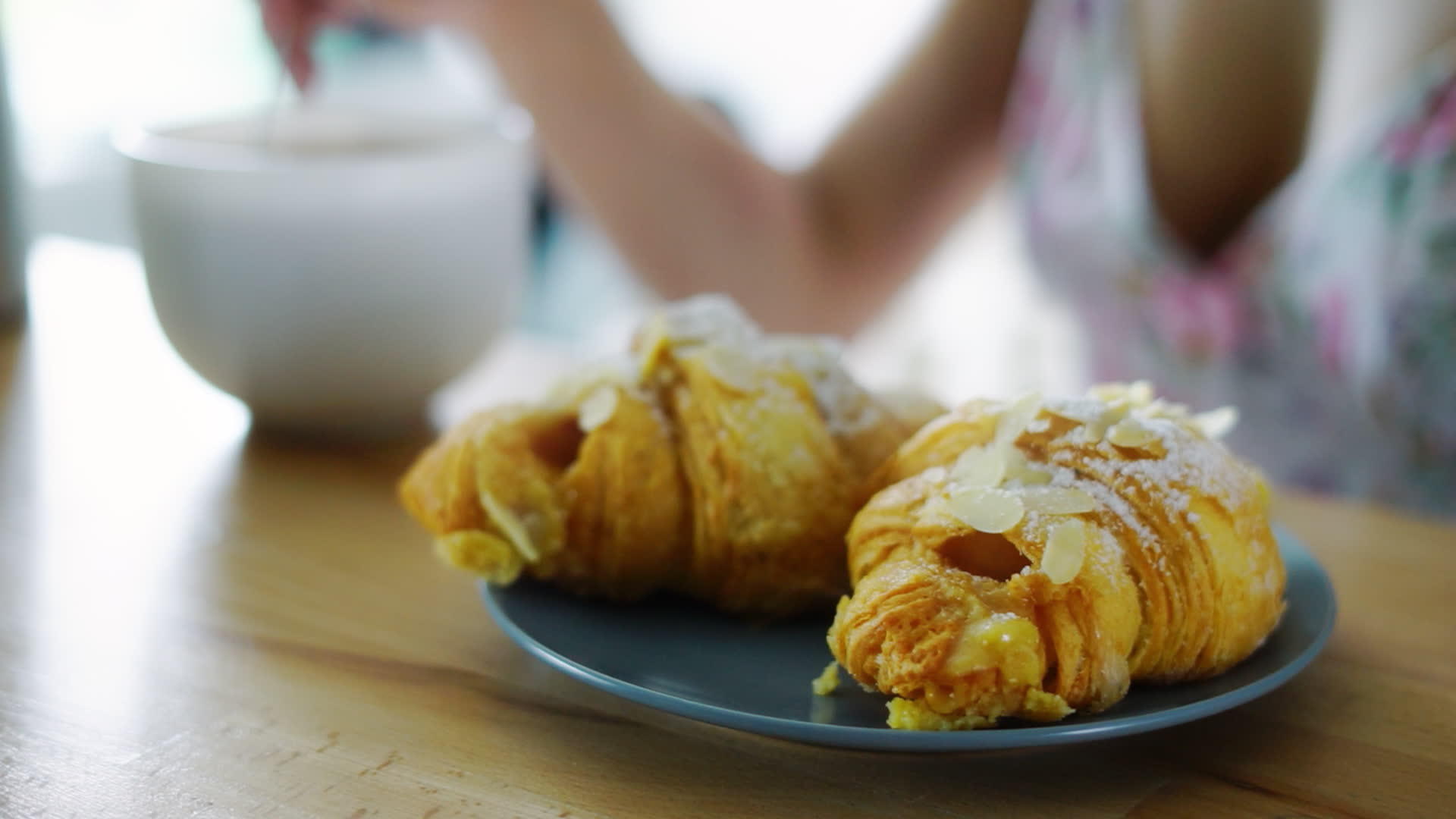 传统的早餐咖啡和法国羊角面包视频的预览图